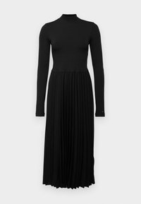 Vestido de punto acanalado negro de manga larga con cuello alto y falda midi plisada, ajustado en la cintura.