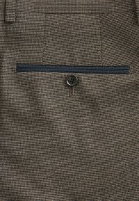 Next TAILORED FIT SIGNATURE TG DI TRIM TEXTURE - REGULAR FIT - Anzughose - brown