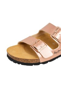 Sandale à bout ouvert avec deux brides réglables en or rose et boucles, semelle intérieure en liège, semelle noire et logo "Pepe Jeans London" sur le côté.