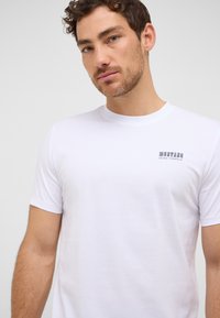 Mustang STYLE AUSTIN - T-shirt imprimé - weiß
