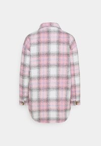 Skjorta med knäppning i ett rutig mönster med rosa, grått och vitt. Har krage, långa ärmar och rundad nederkant. Mjuk textur.