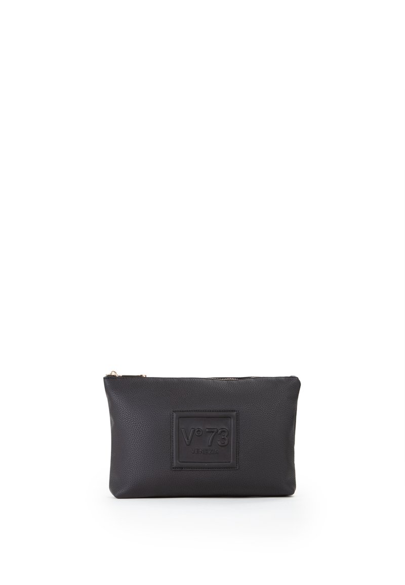 Borsa nera in pelle con finitura testurizzata, dotata di una patch logo rettangolare e una chiusura con zip dorata. Forma compatta e rettangolare.