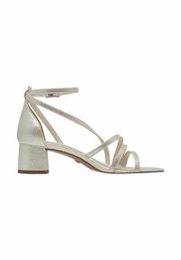 Silver blockklackade sandaler med flera smala remmar över foten och vristen. Slät metallisk yta, öppen tån-design.