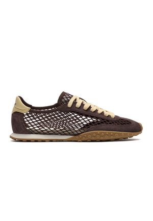 Zapatilla marrón con cordones beige y lengüeta en el talón, con diseño de malla y suela de goma texturizada, mostrada de lado sobre un fondo blanco.