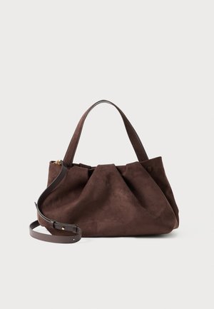 Borsa a mano in suede marrone con design arricciato, manico superiore e tracolla rimovibile. Presenta un accento in metallo dorato.