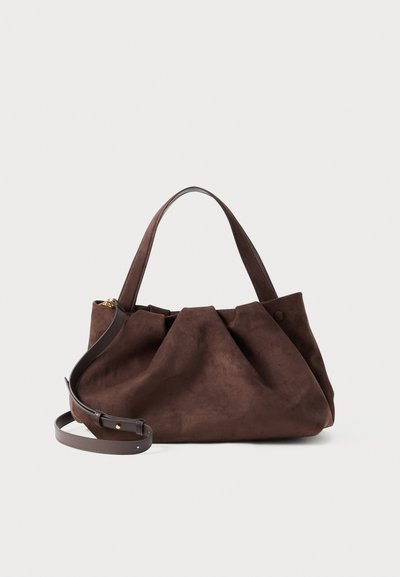 Sac à main en daim marron avec un design froncé, anse supérieure et une bandoulière amovible. Comprend un accent en matériel doré.