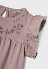 Abito in cotone lilla con ricami floreali lungo lo scollo, maniche in pizzo a volant e gonna arricciata. Tessuto morbido e design semplice.