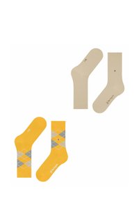 Zwei Paar Socken: ein einfarbiges gelbes Paar, das andere beige mit einem blauen Punkt. Das gelbe Paar hat ein Rautenmuster in Grau und Weiß.