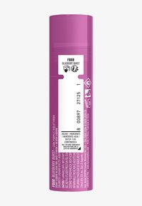 Rosa cylindrisk behållare märkt "FB08 Blueberry Burst." Text på etiketten inkluderar ingredienser och varningssymboler. Slät, blank yta.