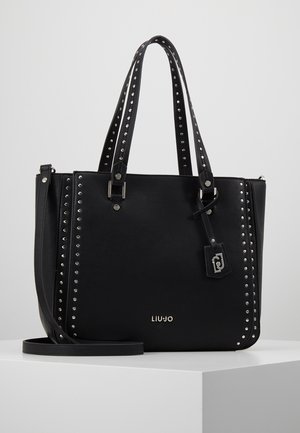 Zwarte Liu Jo lederen totebag met zilverkleurige studs langs de randen, dubbele handvatten, afneembare schouderriem en metalen merklogo aan de voorkant.