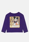 NBA TEAMS DISNEY GRAPHIC UNISEX - Klubruházat - court purple