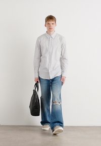 Calvin Klein MULTI STRIPE STRETCH SLIM - Camisa - gray marble