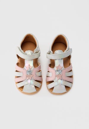 Sandale din piele roz și argintie cu accente stelate, design deschis, curea reglabilă și textură irizantă lucioasă pe partea superioară.