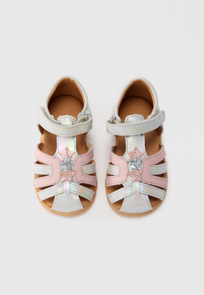 Pink og sølv lædersandaler med stjerneaccenter, åbent design, justerbar rem og skinnende iriserende tekstur på den øverste del.