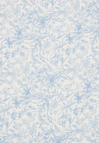 Bela tkanina z svetlo modrim cvetličnim vzorcem, ki vključuje različne cvetove, liste in majhne ptice, vse skrbno podrobno izdelano.