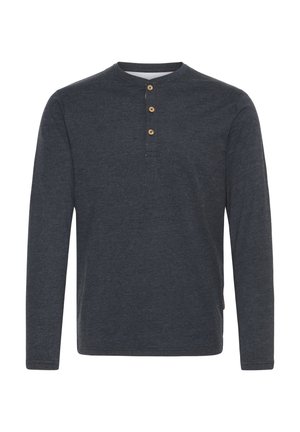 Długi rękaw ciemnoszary t-shirt henley, wykonany z miękkiego materiału, z trzema drewnianymi guzikami przy kołnierzu i prostym dołem.