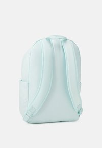 Ljusblå ryggsäck med vadderade axelremmar och sidofickor, visad bakifrån mot en vit bakgrund.