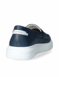 Scarpa slip-on in pelle blu navy con suola in gomma bianca. Presenta un design cucito e un piccolo logo impresso sul tallone. Texture liscia.