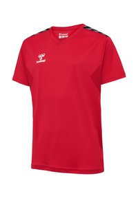 Maglietta sportiva rossa a maniche corte con scollatura a V, realizzata in tessuto leggero. Presenta strisce diagonali nere sulle spalle e un logo di marca.