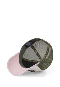 Casquette avec visière rose et dos en filet. Présente un tissu vert olive, un intérieur noir et une étiquette de logo à l'intérieur. Design décontracté et structuré.