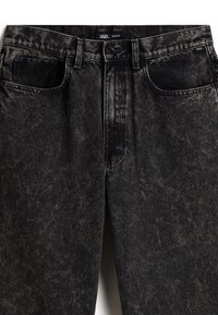 Vaqueros de denim negro con una textura descolorida y desgastada. Cuenta con un diseño clásico de cinco bolsillos y cierre de botón en la cintura.