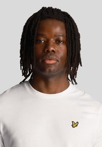Lyle & Scott Nyomott mintás póló - white