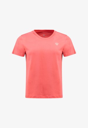 Camiseta de manga corta en color coral, hecha de algodón. Diseño de cuello redondo con un pequeño logo en el lado izquierdo del pecho, textura suave y costuras uniformes.