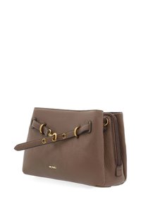 Braune Lederhandtasche mit strukturierten Oberflächen, goldfarbener Hardware und einem seitlichen Reißverschluss. Verfügt über einen dekorativen Gurt mit Ringen.