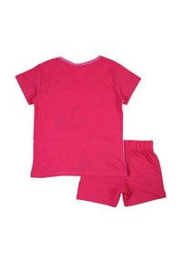 Ensemble composé d'un t-shirt rose vif à manches courtes et d'un short assorti avec taille élastique, disposés à plat sur un fond blanc.