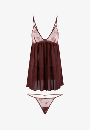 Ensemble de lingerie bourgogne comprenant une nuisette diaphane avec broderies florales et un string assorti. La nuisette a des bretelles spaghetti et un design fluide.