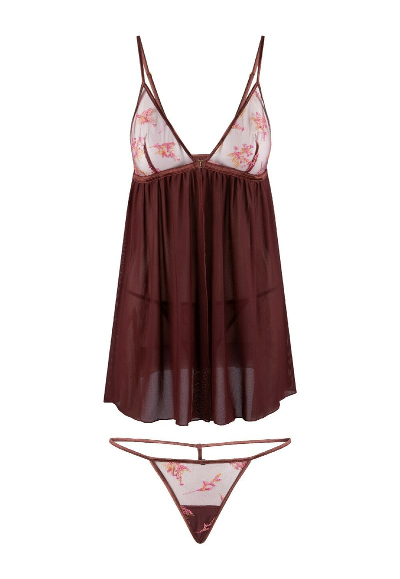 Set di lingerie borgogna composto da un sottoveste trasparente con ricami floreali e un perizoma abbinato. Il sottoveste ha spalline sottili e un design morbido.