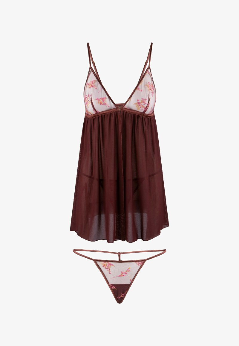 Bordeaux lingerie set met een doorzichtige slip met florale borduursels en een bijpassende string. De slip heeft spaghettibandjes en een vloeiende uitstraling.