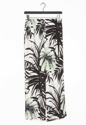 Zwart-witte tropische bladprint wijde broek met elastische taille en trekkoord, hangend aan een zwarte hanger tegen een witte achtergrond.