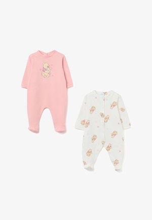 Twee baby rompertjes: eentje in het roze met een beerafbeelding, en eentje in het wit met een herhalend beerpatroon op een lichte achtergrond. Allebei zijn ze van zacht materiaal.