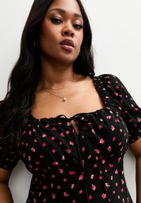 New Look Curves CURVES BERRY PRINT MILKMAID MIDI - Vardagsklänning - black pattern