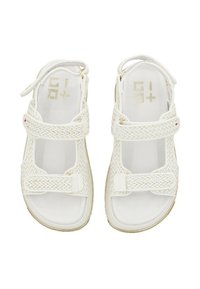 Sandali bianchi con texture intrecciata, cinture con chiusura a strappo, design aperto e dettagli dorati sulla suola. Tacco basso, stile casual.