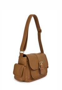 Borsa a tracolla in pelle tan con pattina piatta, tracolla regolabile, tasca laterale e dettagli in metallo dorato. Texture liscia con design semplice.