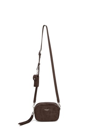 Petit sac bandoulière en daim marron avec sangle réglable, pompon à l'avant et petite pochette attachée, sur fond blanc.