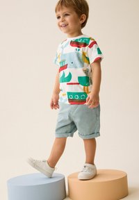 Next ALL OVER SHORT SLEEVE - REGULAR FIT - Camiseta estampada - red green