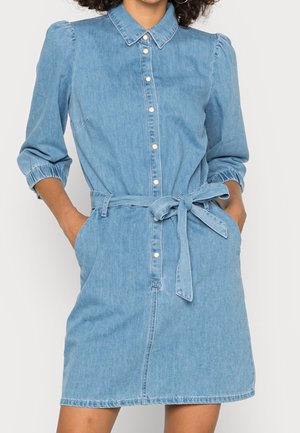 Jeanskleid in Hellblau mit durchgehender Knopfleiste, Kragen, elastischen Bündchen an den Ärmeln und einem Stoffgürtel in der Taille. Mit Seitentaschen ausgestattet.