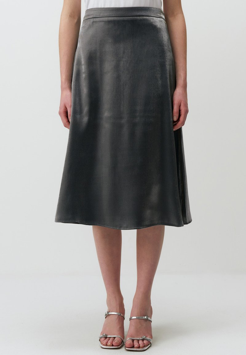 Una gonna in satin grigio, a lunghezza ginocchio, con una consistenza liscia, caratterizzata da una leggera lucentezza e una silhouette svasata, completata da una cintura semplice.