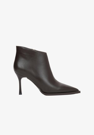 Schwarzer Leder-Stiefelette mit spitzer Zehe und schlankem, mittelhohem Stilettabsatz vor weißem Hintergrund.