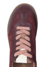 Bordeauxfarbene Turnschuhe mit Obermaterial aus Leder und Filz, cremefarbenem Zunge, rosa Schnürsenkeln und strukturiertem Gummisohle. Verfügt über gestickte Akzente und Logodetails.