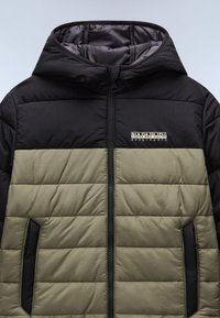 Daunenjacke mit Kapuze, bestehend aus einem schwarzen oberen Teil und einem olivgrünen, gesteppten unteren Teil. Mit Reißverschluss und Logodetail auf der Brust.