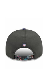 Schwarze Kappe aus belüftetem Stoff, gebogenes Schild, NFL-Logo auf der Rückseite und ein mehrfarbiges Spritzmuster am verstellbaren Riemen.