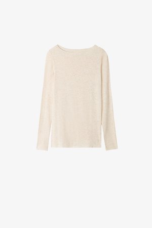 Camiseta de manga larga en beige claro. Tejido suave y texturizado con un escote amplio y un corte recto y relajado. Sin patrones ni adornos visibles.
