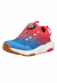 Baskets de sport bleu et rouge avec semelle blanche, semelle extérieure marron, et système de laçage à cadran BOA sur le dessus pour un ajustement réglable.