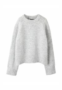Pull en tricot gris clair à manches longues, avec poignets, encolure et ourlet côtelés, présentant une texture douce et confortable.
