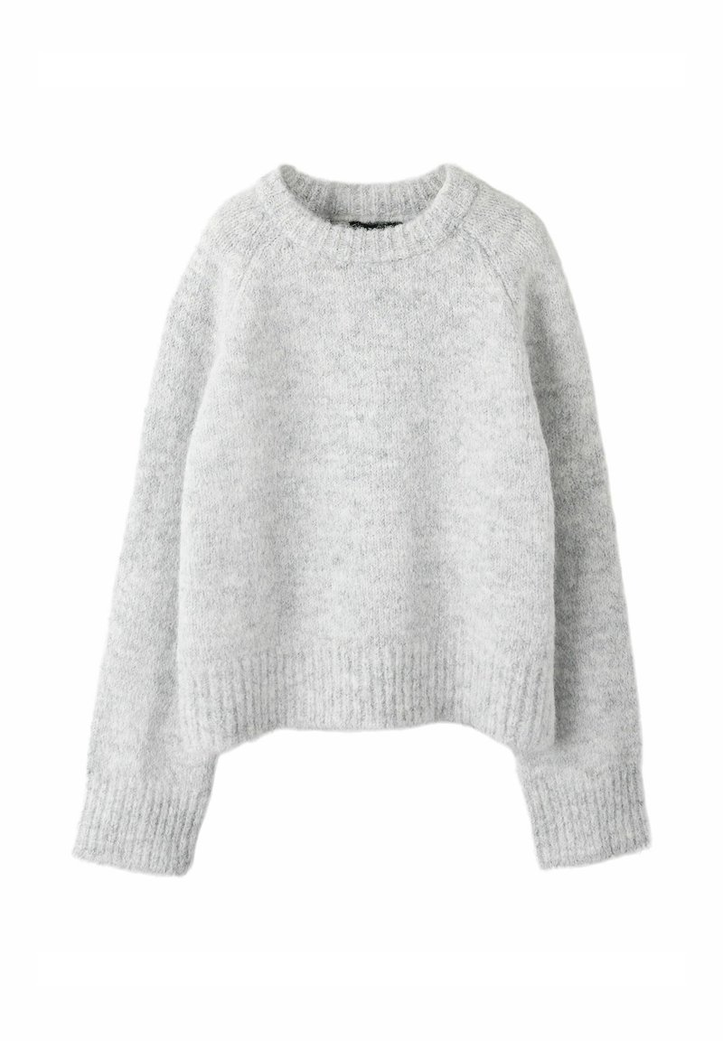 Pull en tricot gris clair à manches longues, avec poignets, encolure et ourlet côtelés, présentant une texture douce et confortable.