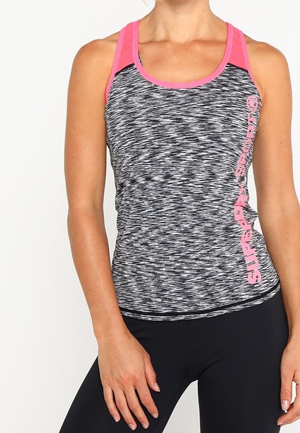 Zwart en grijs gestreepte sportieve tanktop met roze accenten en logo, met een racerback ontwerp en zachte, ademende stof.